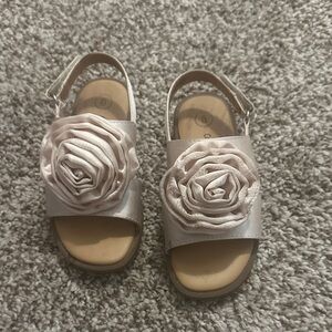 Cat & Jack Kids Sandals with Floral Design in Cream and White
